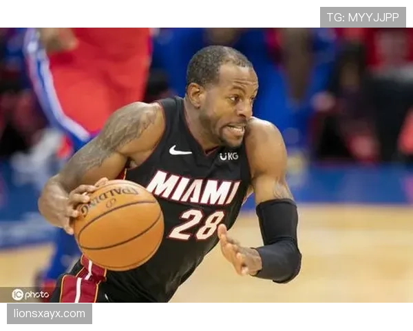 希罗借巴姆挡拆无球接投，提升外线威胁并少单打